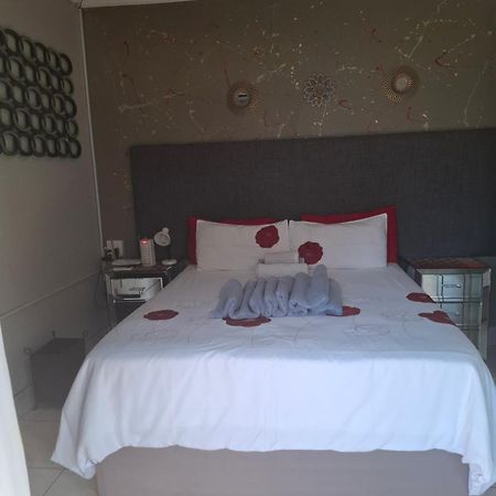 Vicky B Bed And Breakfast Mogwase Exterior photo