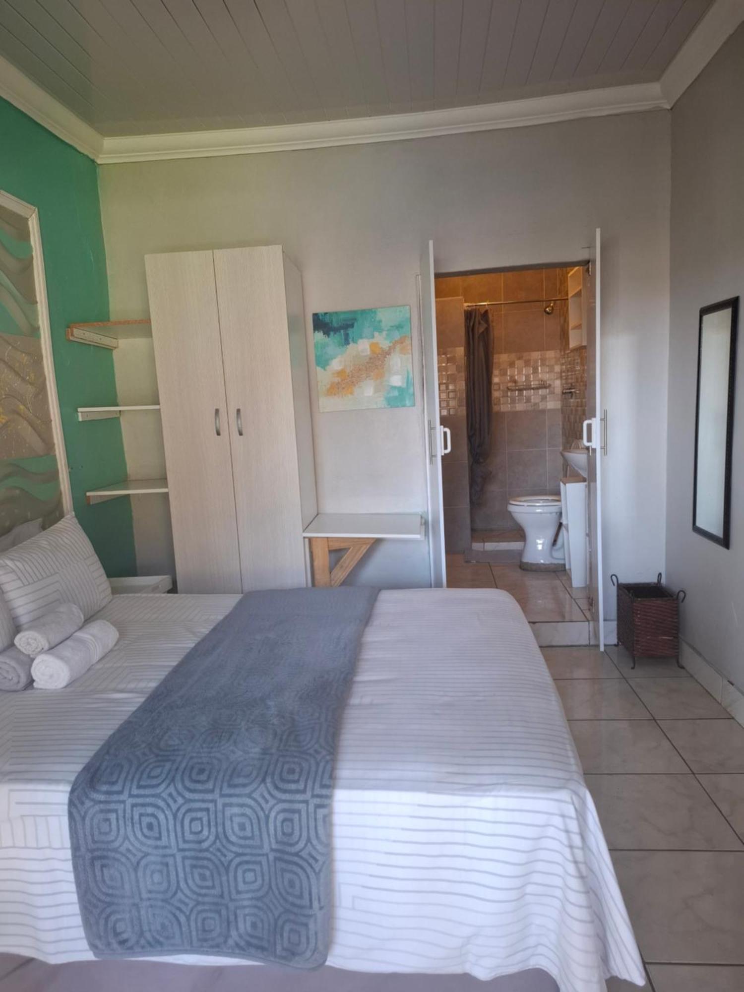 Vicky B Bed And Breakfast Mogwase Room photo